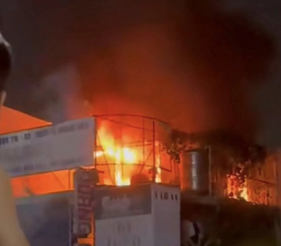 Three-story house engulfed in flames in TP HCM