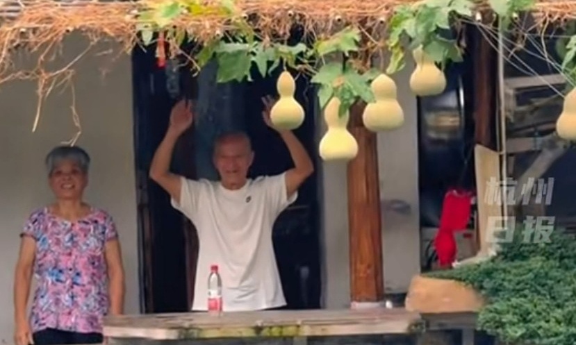 Seven gourds bring hundreds of visitors to an elderly couple who lost their child