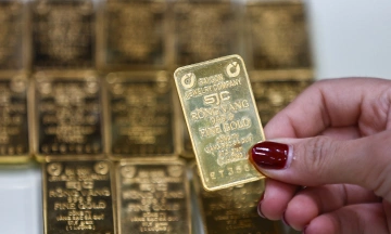 Gold bar prices drop one million VND