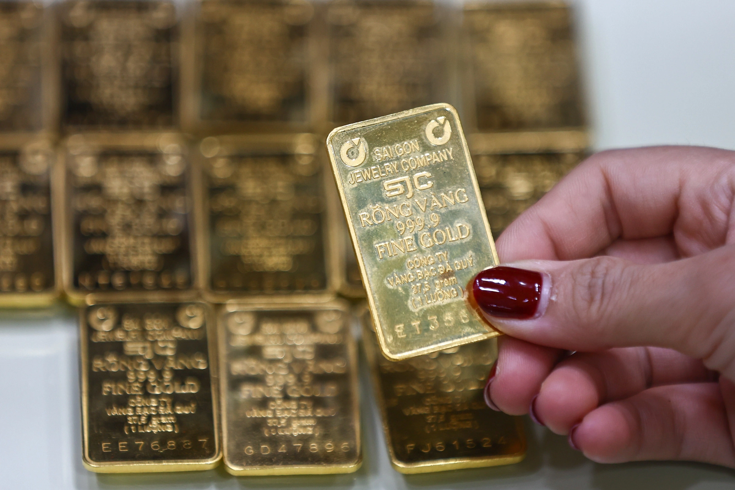 Gold bar prices drop one million VND