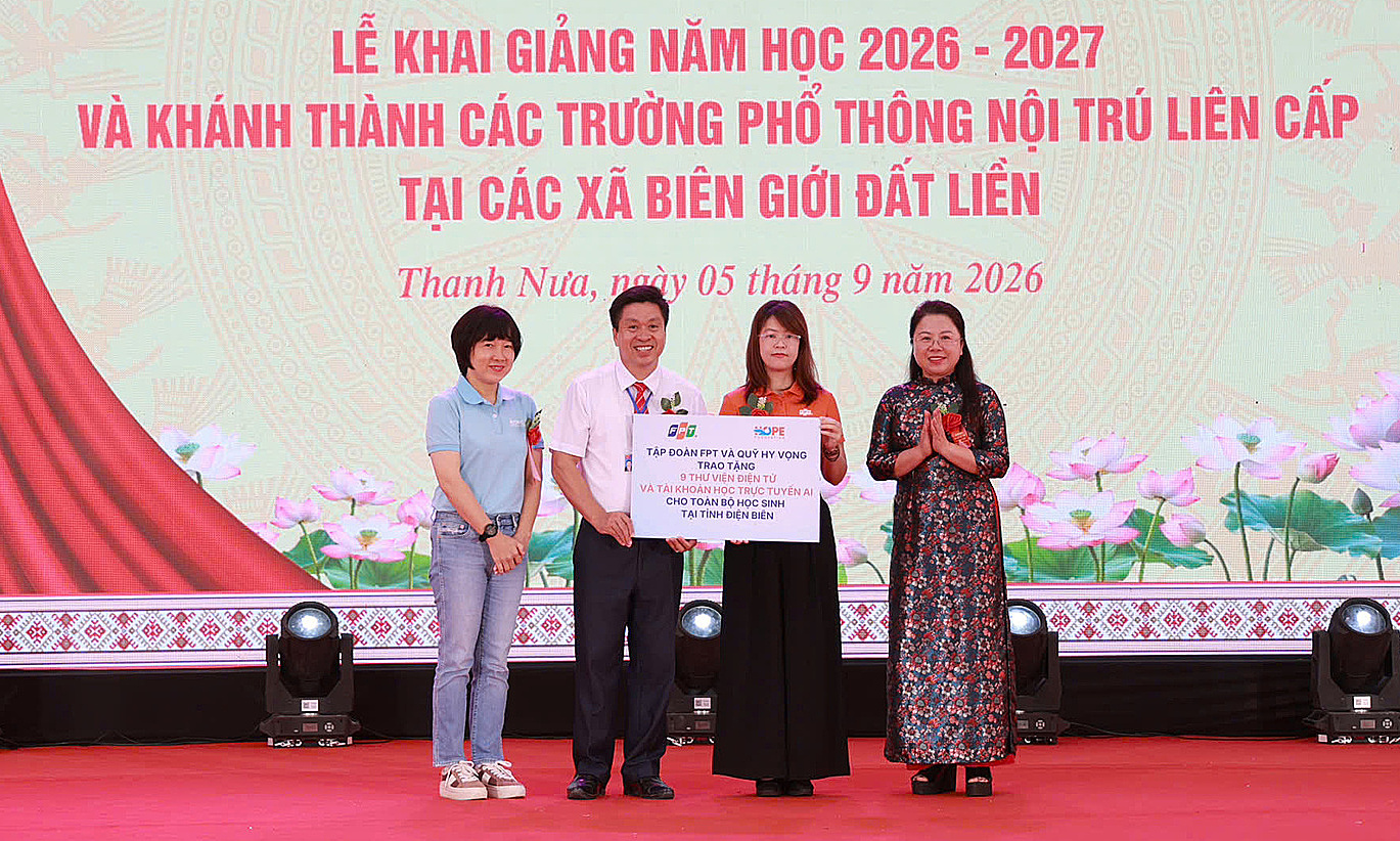 FPT Group donates 9 e-libraries to Dien Bien students for new school year opening