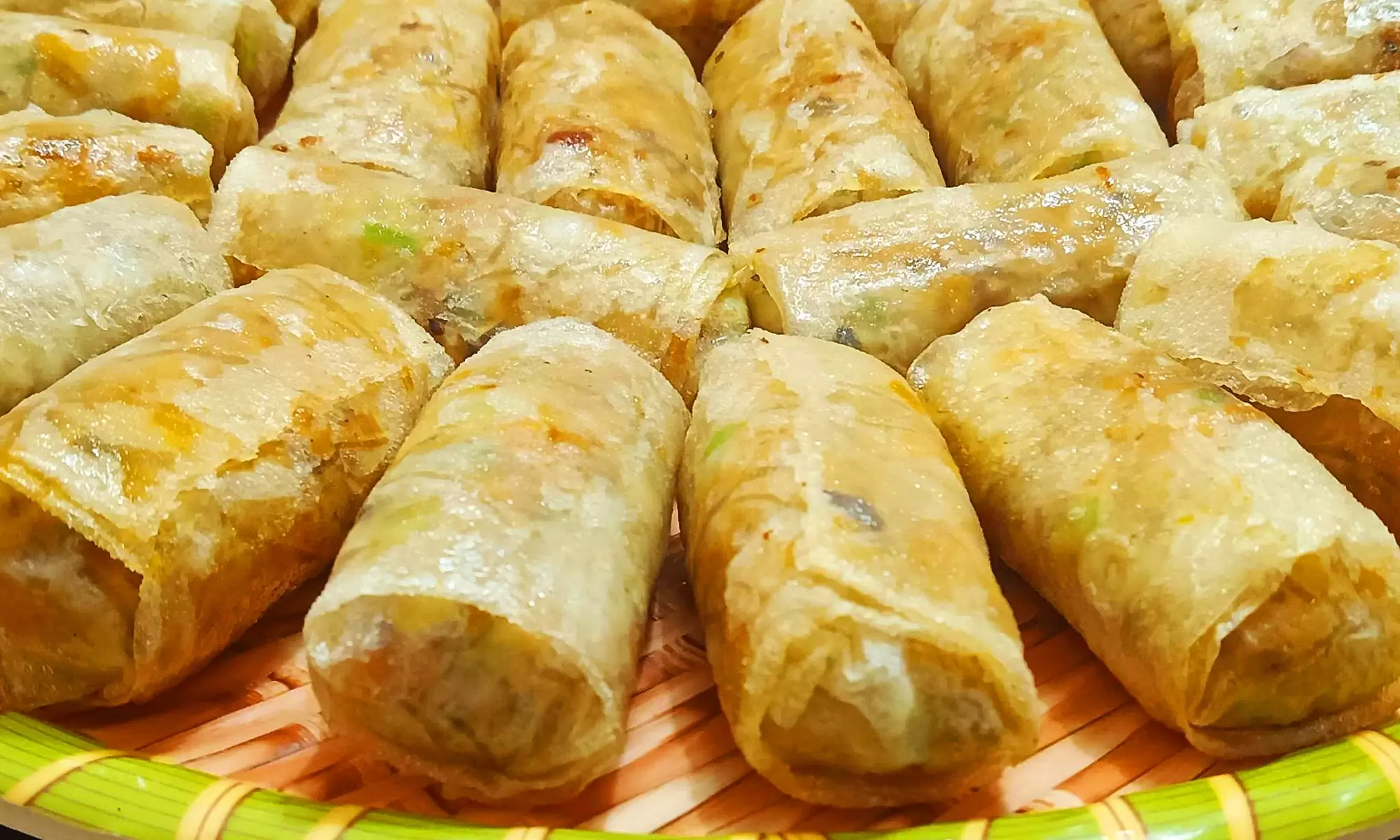 Why do fried spring rolls often burn at the ends?