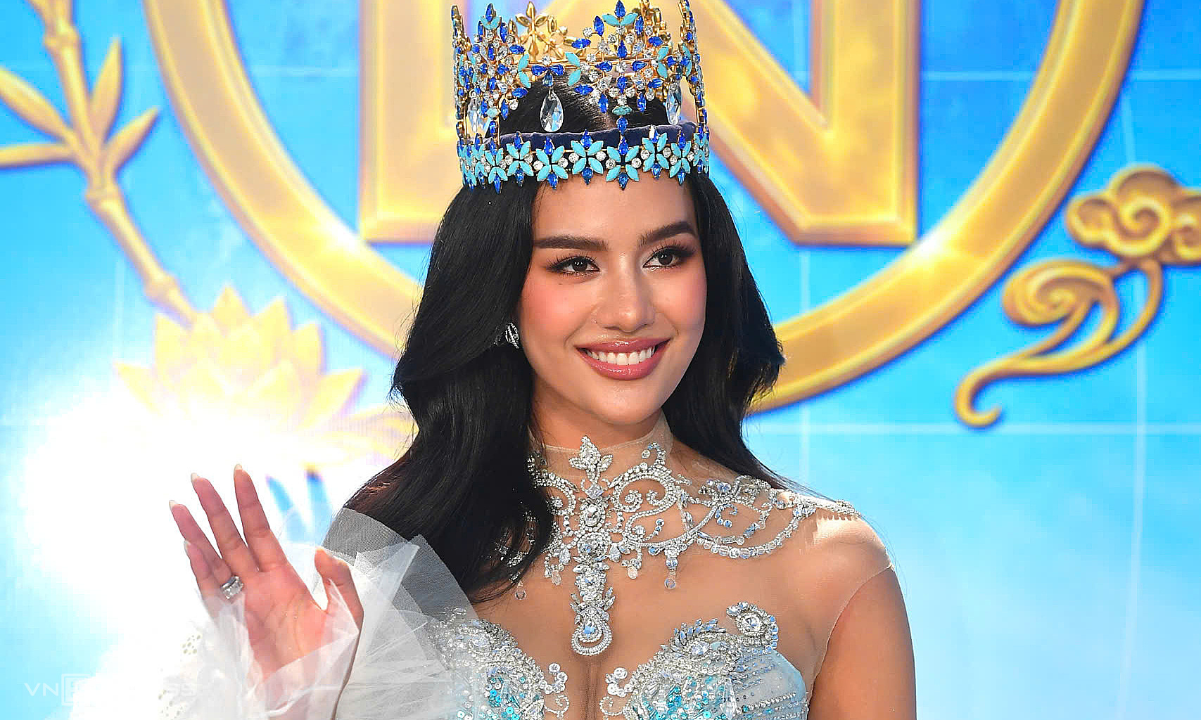 Beauties gather on the green carpet for Miss World final