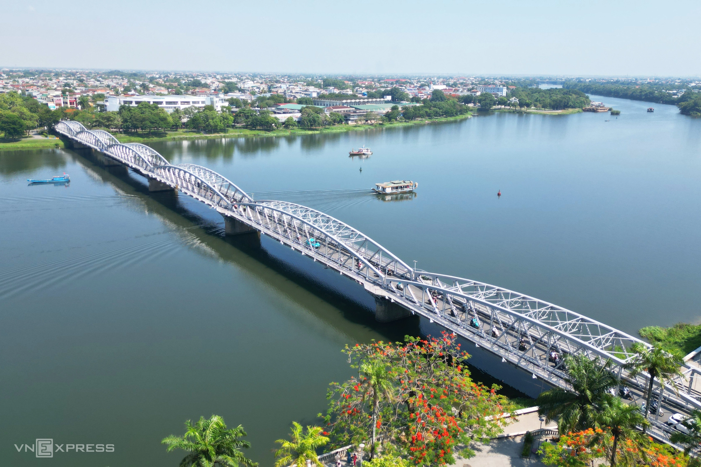 Truong Tien Bridge repainted silver shimmer after more than 30 years