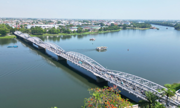 Truong Tien Bridge repainted silver shimmer after more than 30 years
