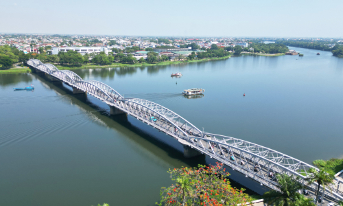 Truong Tien Bridge repainted silver shimmer after more than 30 years