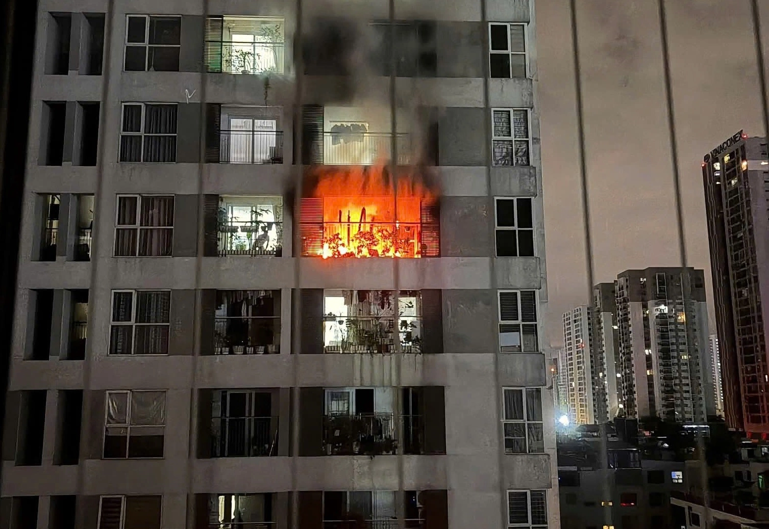 Fire at 9th-floor apartment, mother and two children escape