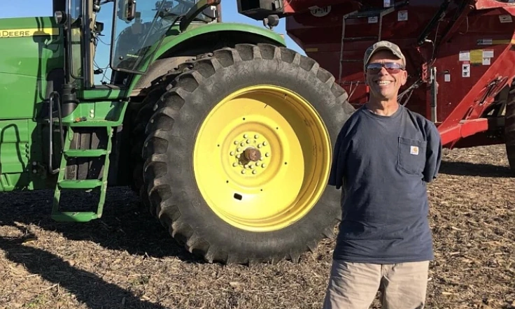 The extraordinary life of a farmer without arms