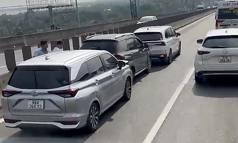Three cars in chain collision, Ho Chi Minh City - Long Thanh expressway jammed for 4 km