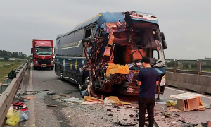 Sleeper bus collides with tractor-trailer on expressway, 5 injured