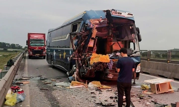 Sleeper bus collides with tractor-trailer on expressway, 5 injured