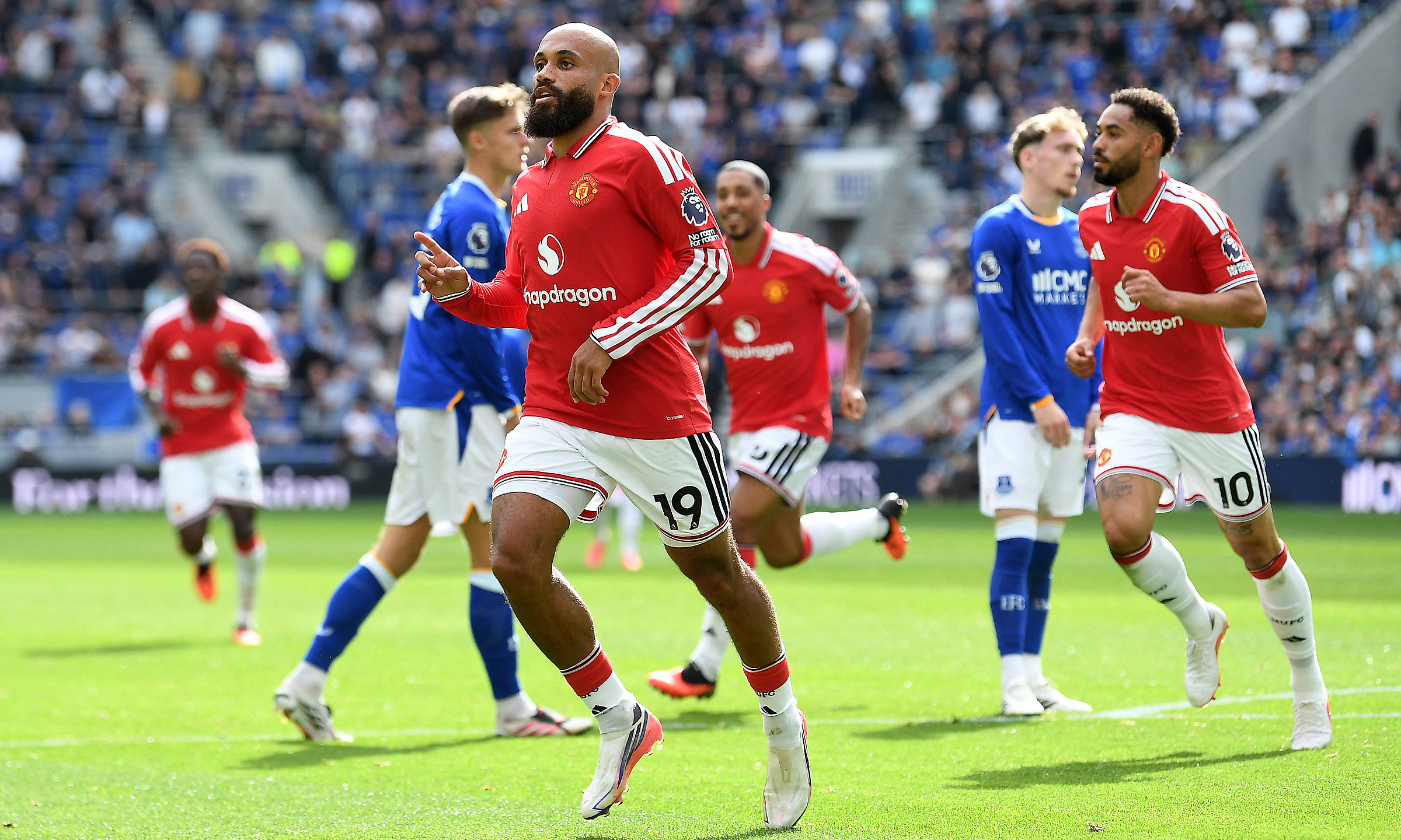 Manchester United lose late victory to Everton