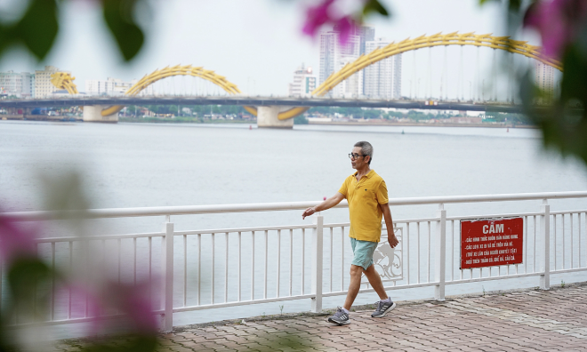 Does excessive walking cause faster knee joint wear?