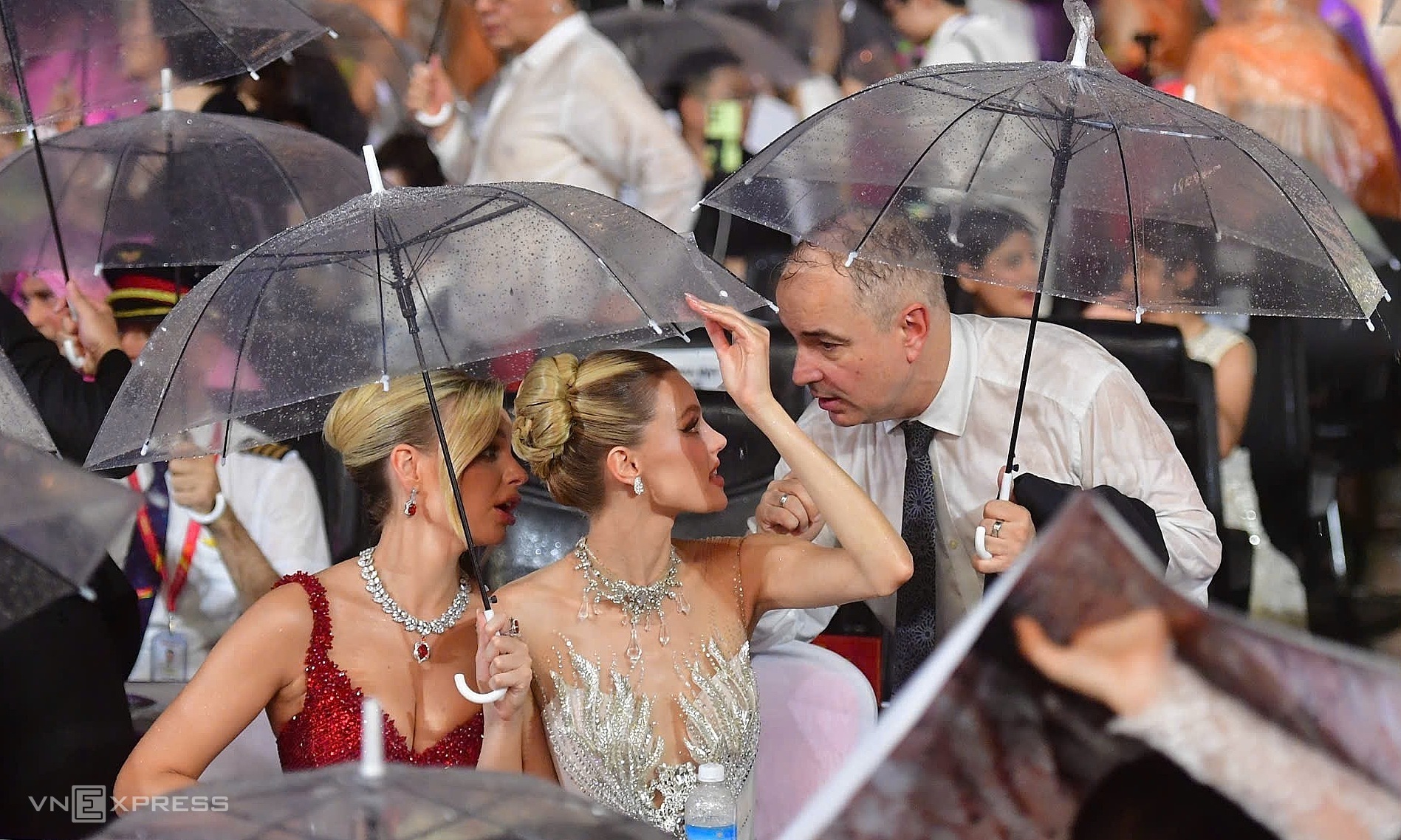 Misses and runner-ups brave rain to cheer for Miss World finalists