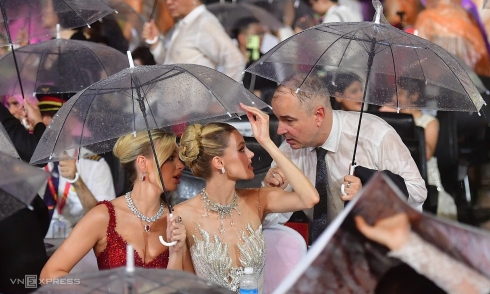 Misses and runner-ups brave rain to cheer for Miss World finalists