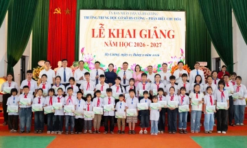Vietcombank grants 7,350 scholarships 'Cung em tien buoc' for new school year
