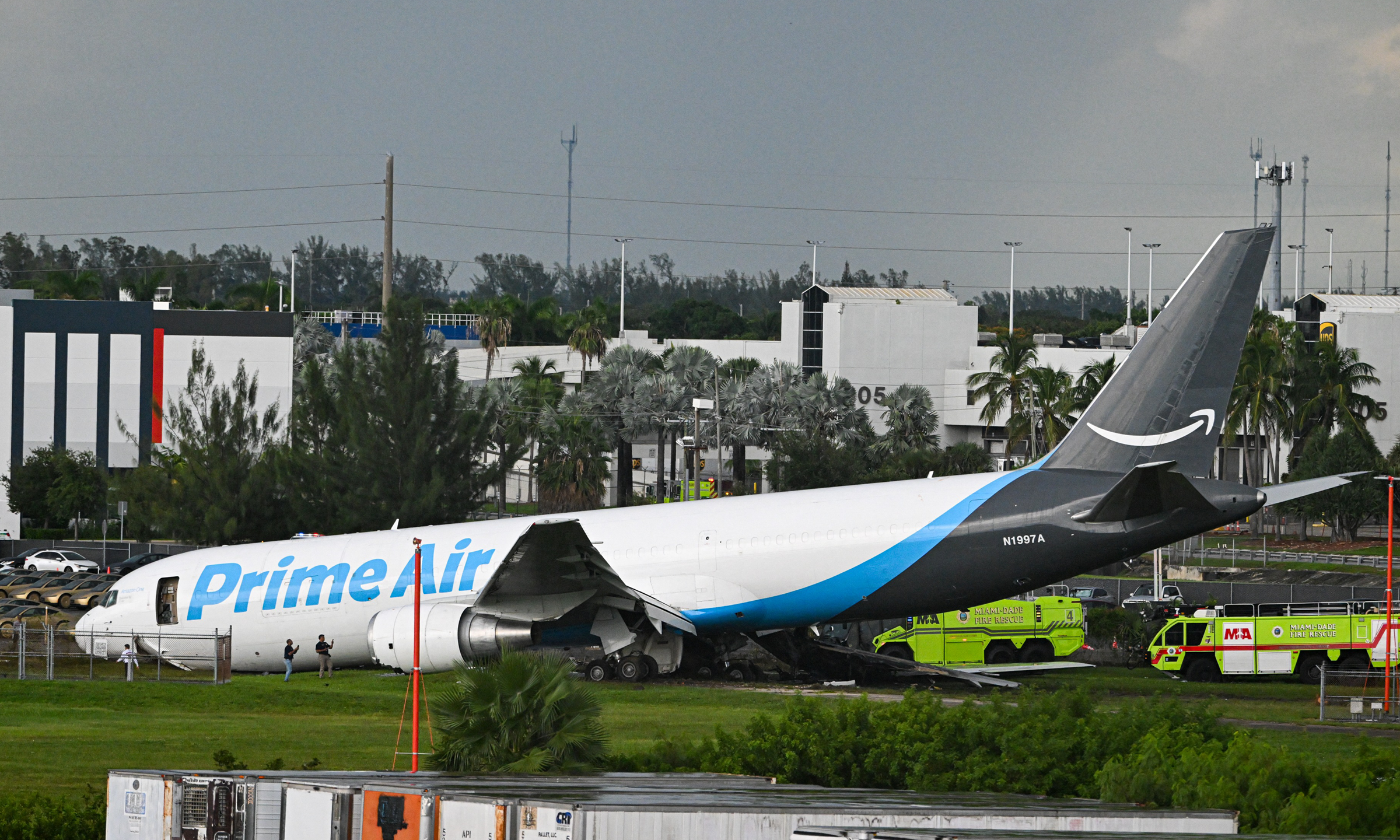 Aircraft skids off runway, 5 dead