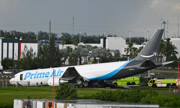 Aircraft skids off runway, 5 dead