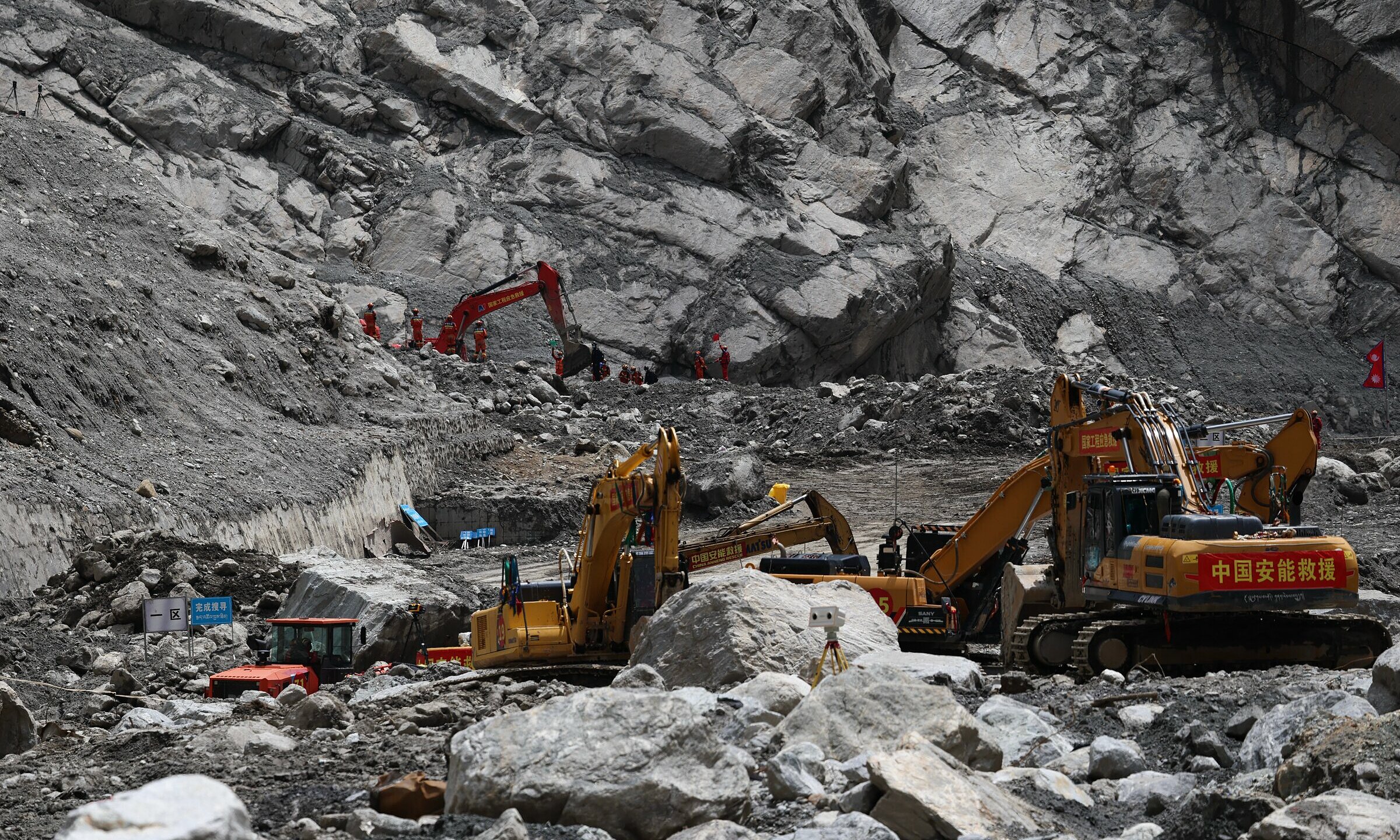 China border gate becomes 'dead zone' after flash flood