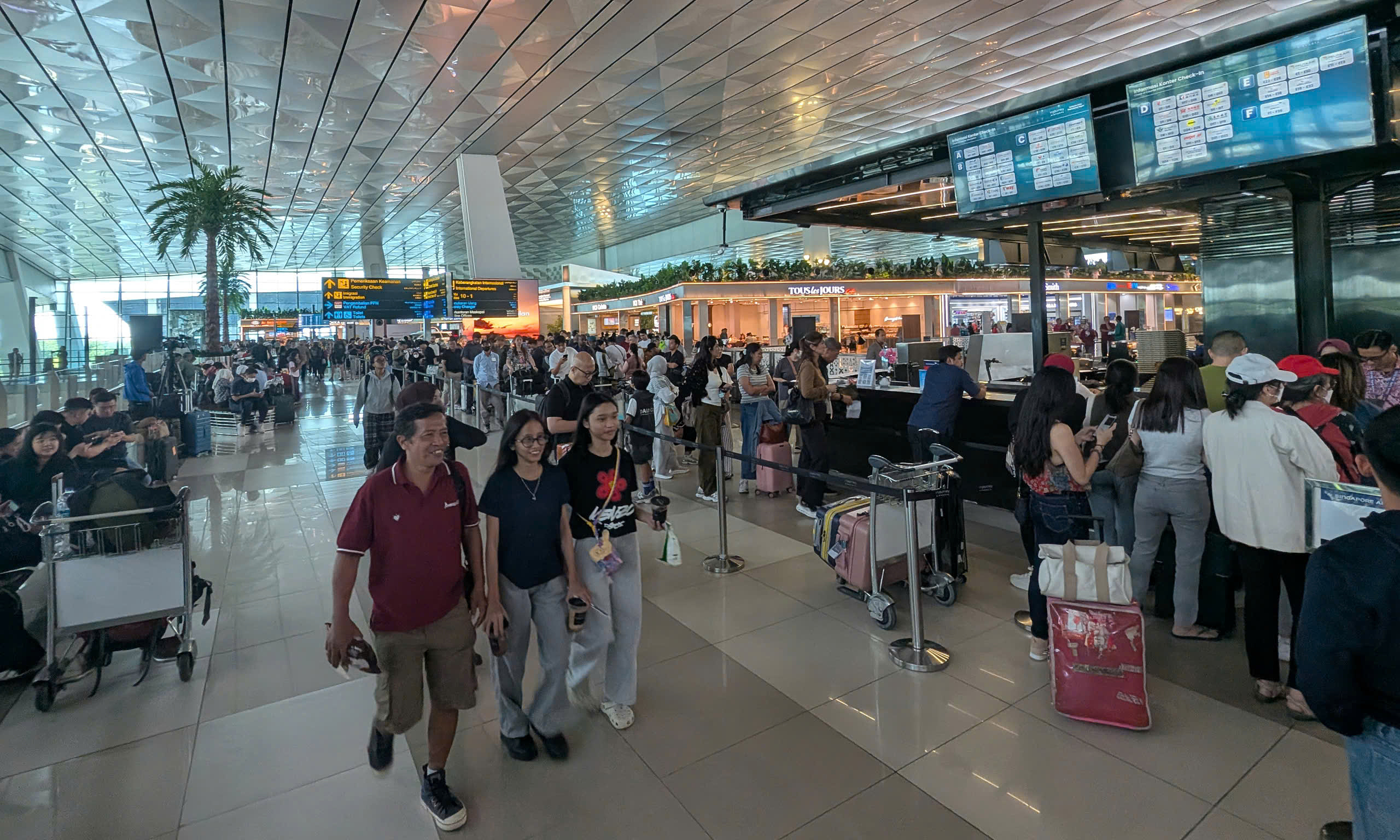Vietnamese travelers stranded for three days at Indonesian airport due to volcanic eruption