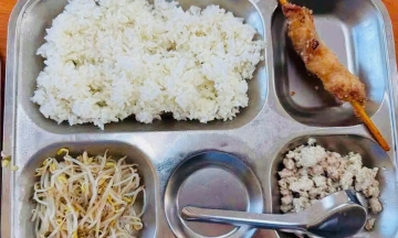 Parents angered by 'meager' 40,000 VND school lunch