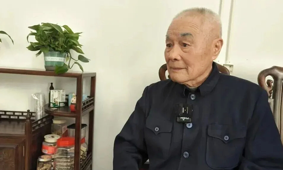 The 'beggar-like' life of a 98-year-old billionaire