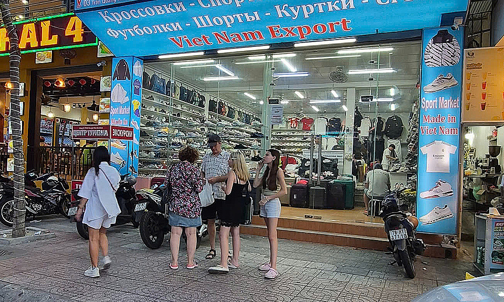 Woman buys shoes in Nha Trang, sends them to Russia, only to discover they are fake