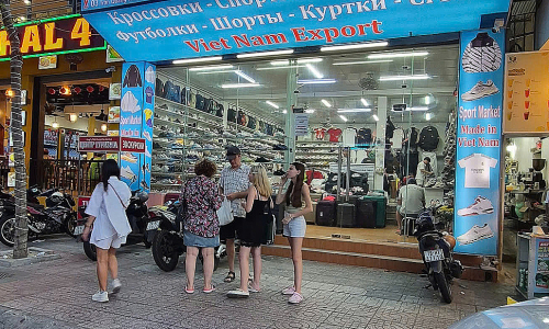 Woman buys shoes in Nha Trang, sends them to Russia, only to discover they are fake