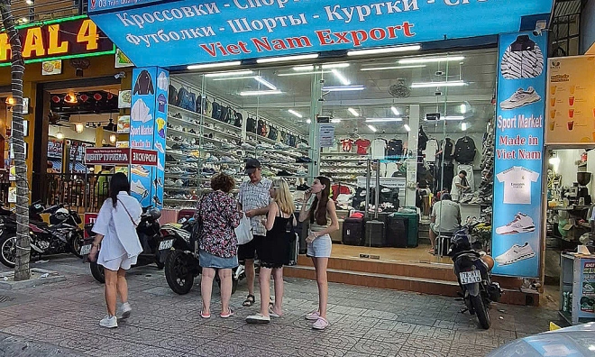 Woman buys shoes in Nha Trang, sends them to Russia, only to discover they are fake
