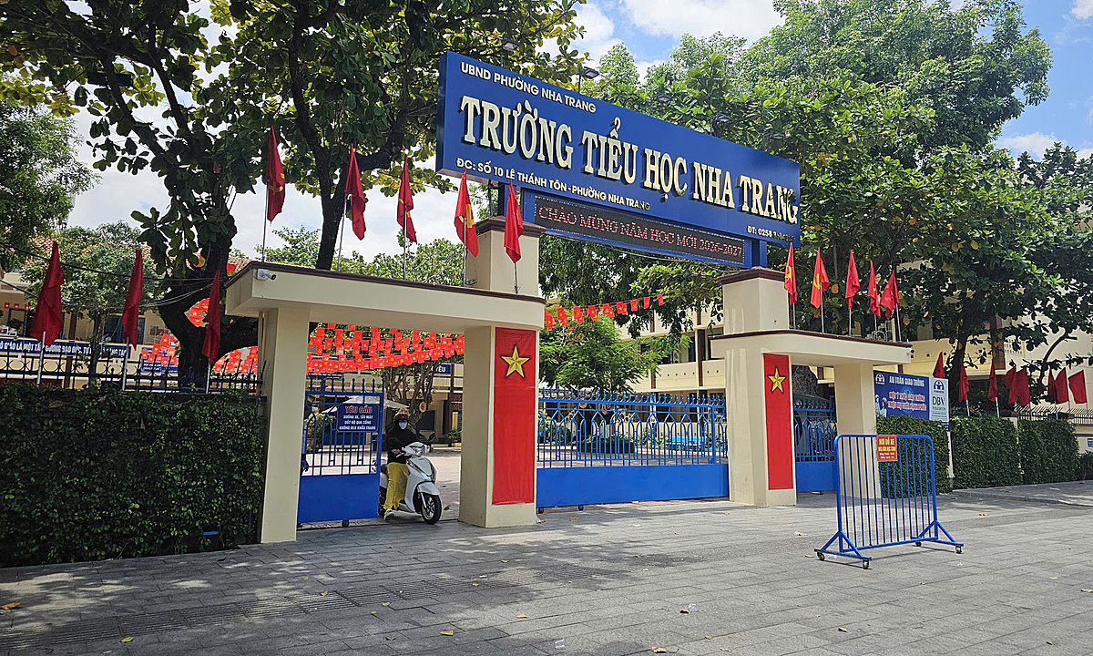 Principal of 'mega-school' with over 10,500 students: no major difficulties have arisen yet