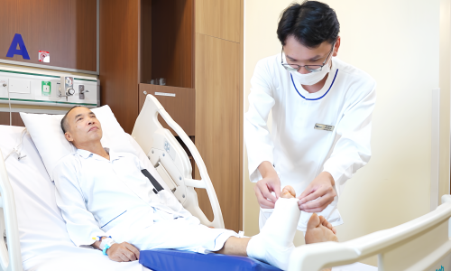 Bone infection from diabetic complications after wart removal
