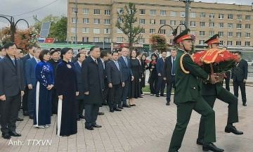 General Secretary, President To Lam lays wreaths at Ho Chi Minh Monument in Moskva