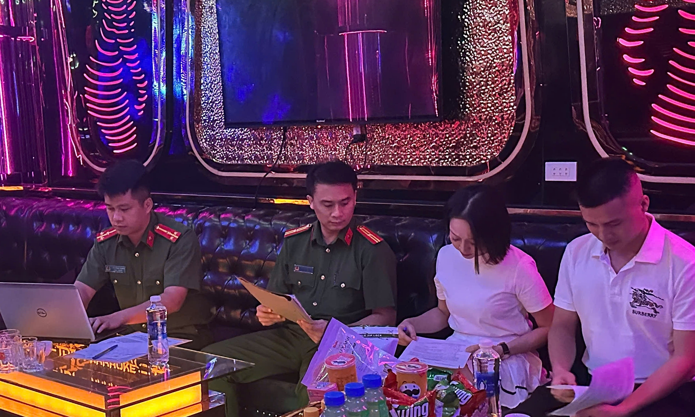 Karaoke waitresses fined 400,000 dong for provocative dancing