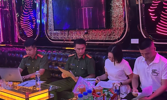 Karaoke waitresses fined 400,000 dong for provocative dancing