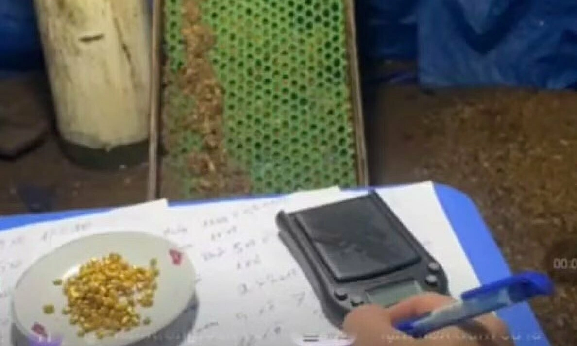 Scamming by selling 'gold found in sand buckets' during livestream sessions