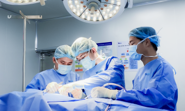 Simultaneous joint replacement and bone fixation for a woman