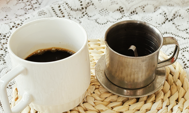 How to drink coffee to limit tooth staining