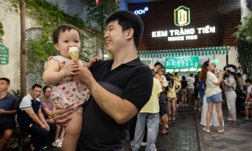 Long lines form for Trang Tien ice cream before closing day