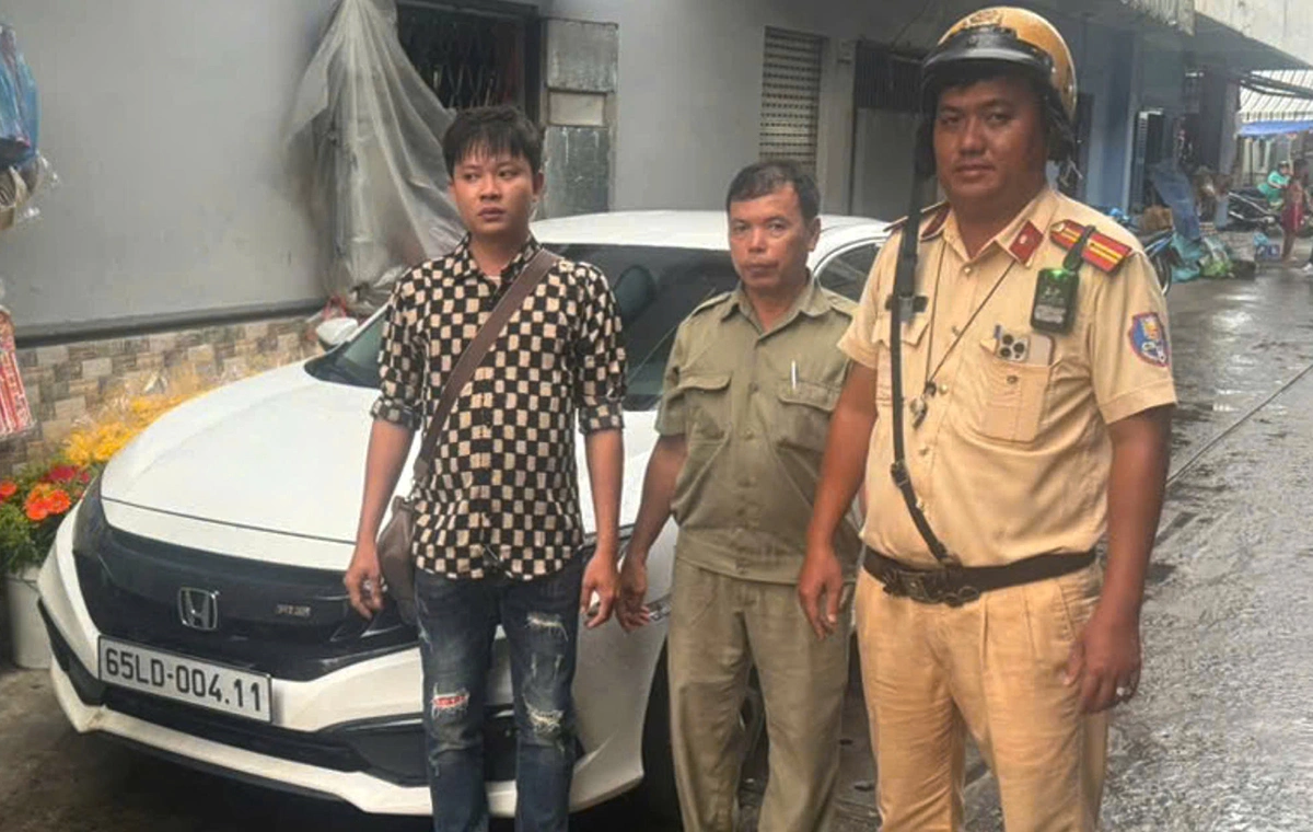 Traffic police intercept reported stolen car in Dong Nai