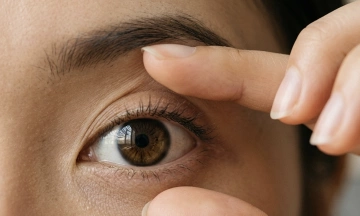 Why do eyes suddenly darken when standing up?