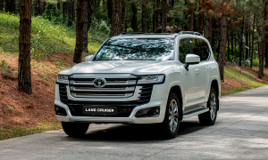 Toyota Land Cruiser hybrid priced at 4,71 billion VND