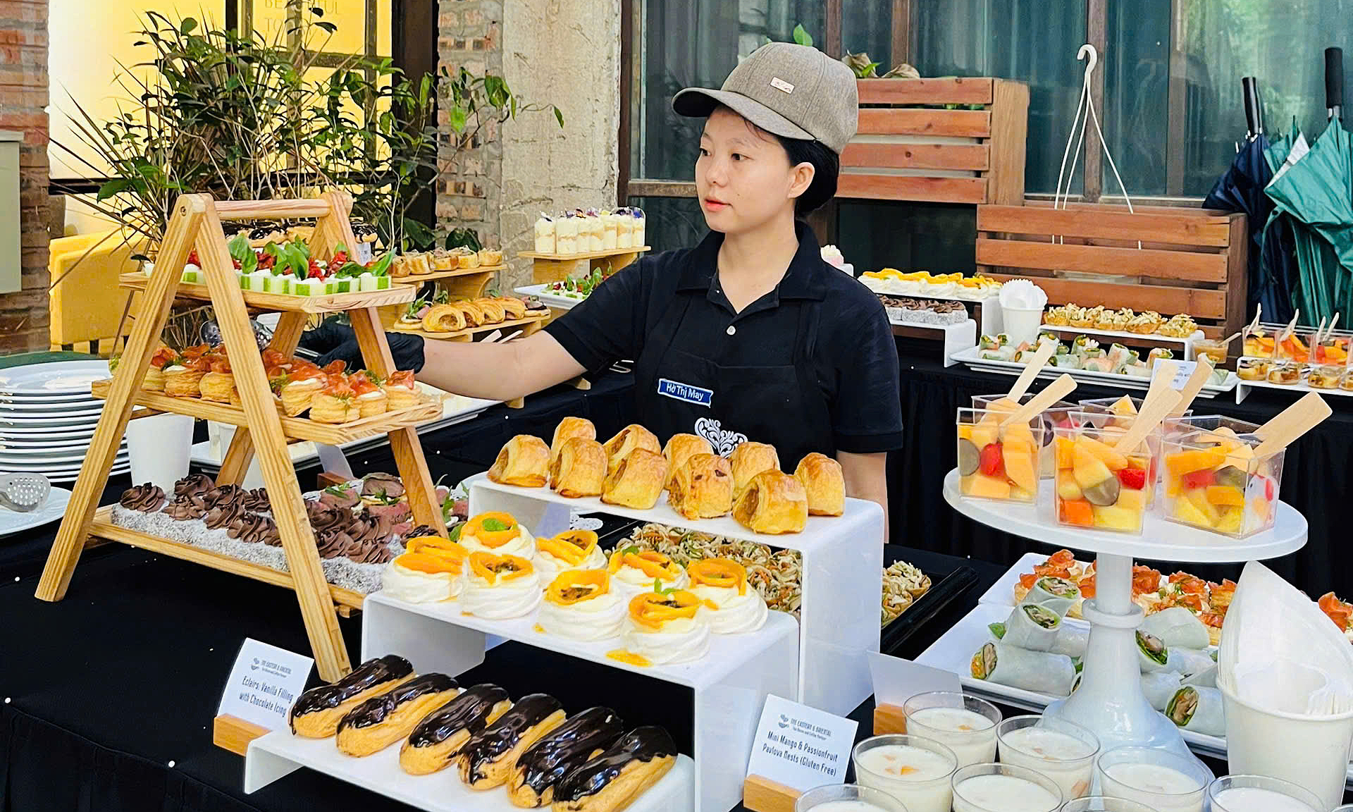 Mong girl becomes baker to support seven siblings