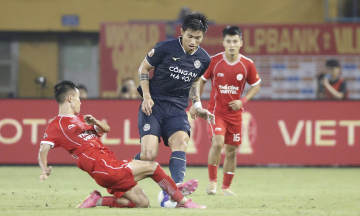 Doan Van Hau receives first career red card