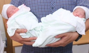 Twin birth with two different presentations, one in an intact amniotic sac