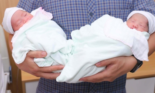 Twin birth with two different presentations, one in an intact amniotic sac