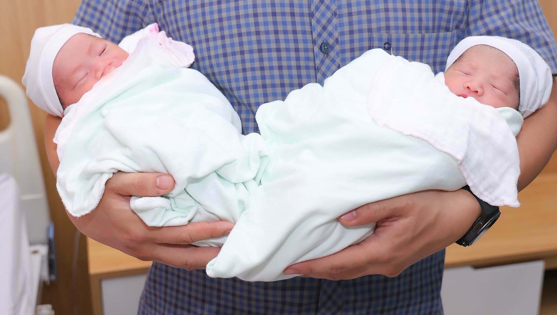 Twin birth with two different presentations, one in an intact amniotic sac