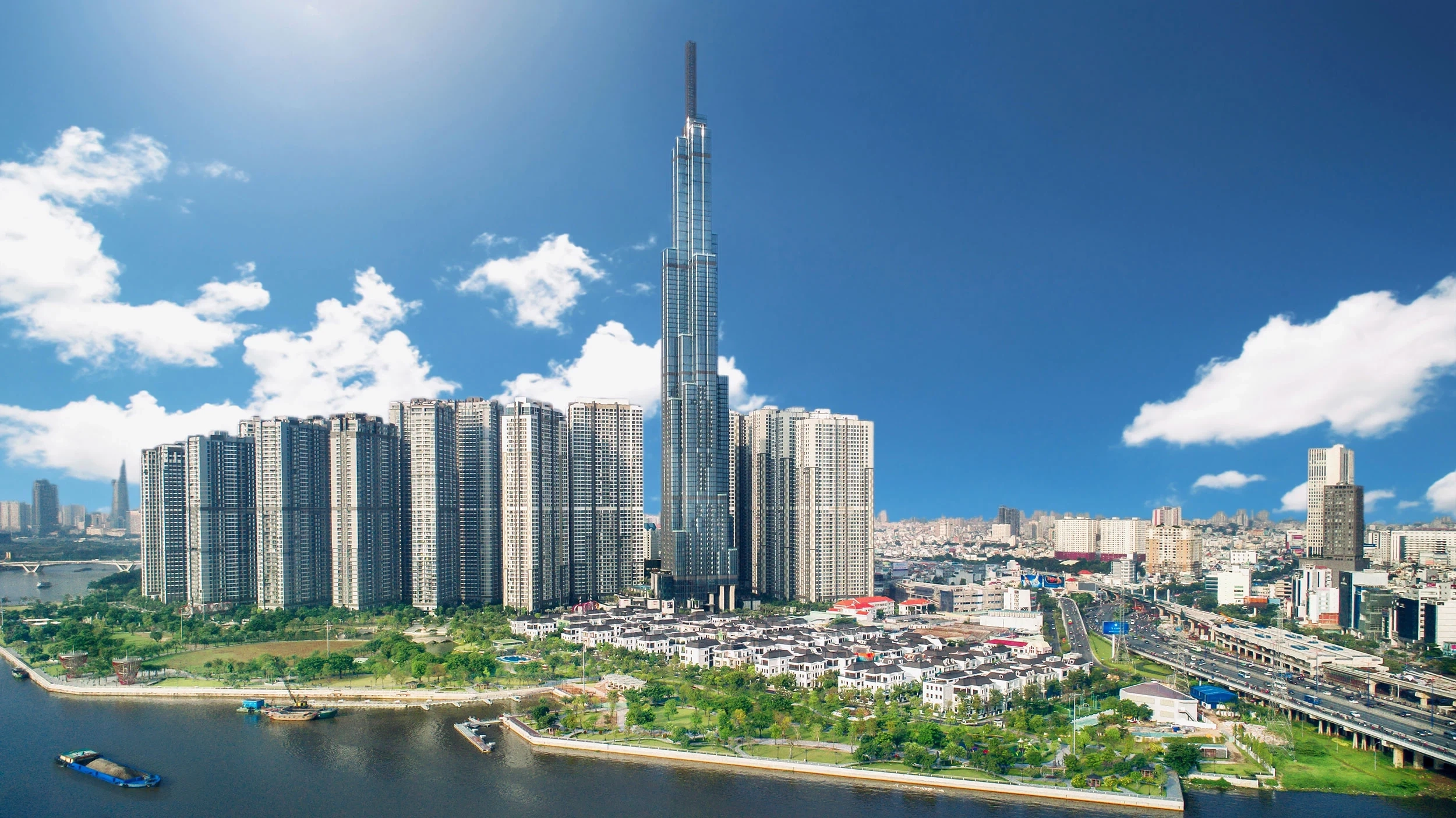 A deputy general director of Vingroup resigns