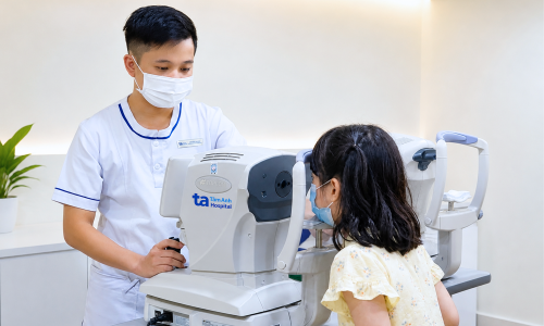 6-year-old girl diagnosed with 7 diopters of farsightedness