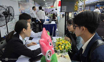 Nearly 1,000 doctors and nurses seek career opportunities in Ho Chi Minh City