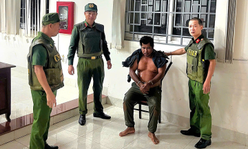 Man stabs police officer after being asked to drop weapon